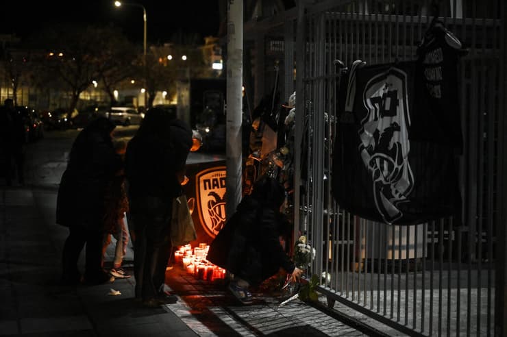 אוהדי פאוק מדליקים נרות בסמוך לאצטדיון טומבה