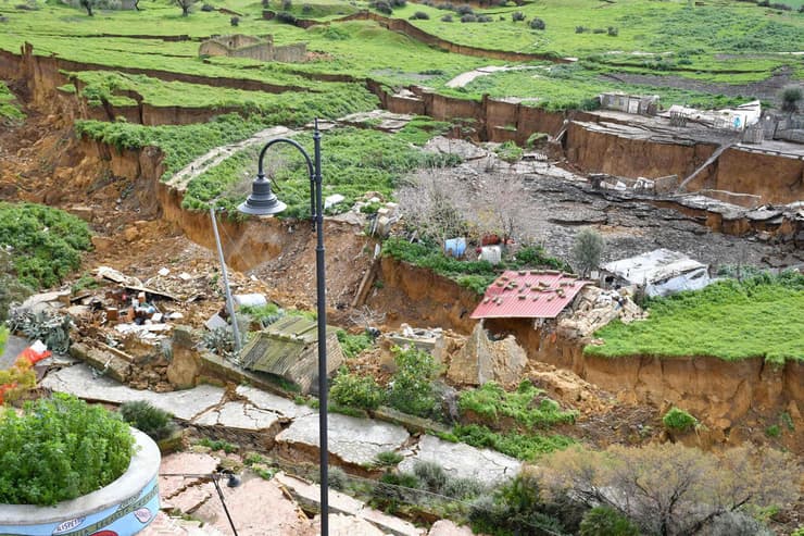 איטליה בתים הידרדרו לסף תהום בעיירה נישמי ב סיציליה מפולת