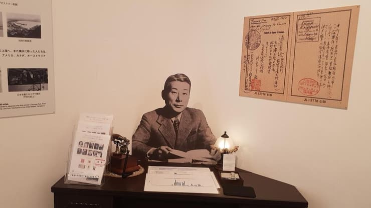 מיצג של צ'יאונה סוגיהרה במרכז לחינוך לשואה בפוקויאמה, יפן, אוגוסט 2025 