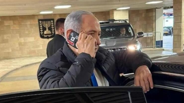 מדבקות מכסות את המצלמה בנייד של רה"מ