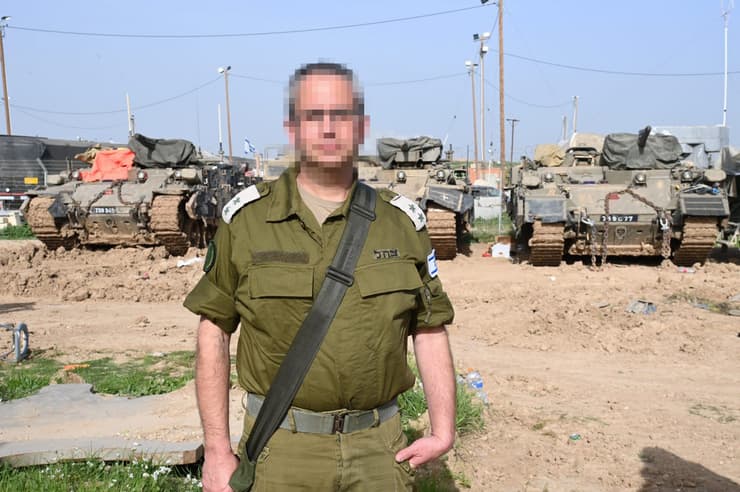 סא"ל במיל' ד"ר א: "הגופה פתאום כבר לא גופה, היא הופכת להיות רני" (צילום: הרצל יוסף) המ"פ, המג"ד וסאל א' שלקחו חלק בהשבת רן גואילי ז"ל