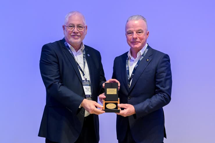 נשיא הטכניון העניק לד"ר נלסון תבליט ברונזה של בניין הטכניון ההיסטורי בהדר