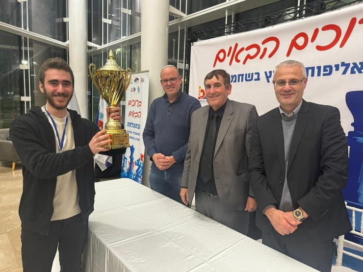 סוקולובסקי עם הגביע