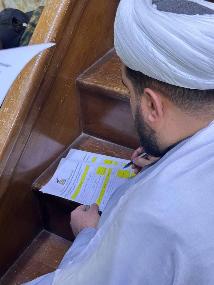 מתנדבים רבים חותמים על טופס תמיכה באיראן