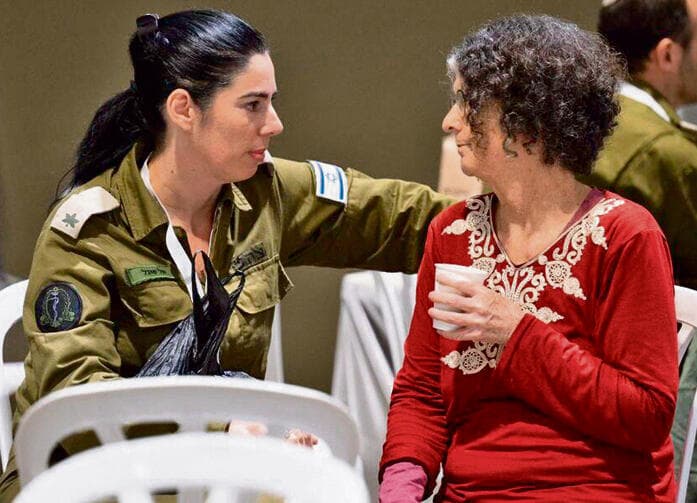 רגעים ראשונים בחזרה בארץ. הרן ביום השחרור ”אני מקבלת את תעודת הזהות החדשה וליבי מחסיר פעימה ’אלמנה'". הרן ‐ כתוב שם ביום השחרור