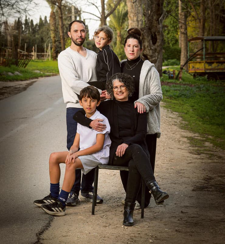 שושן הרן עם בתה עדי, החתן טל והנכדים נווה ויהל (צילום: אביגיל עוזי) שושן הרן עם הבת שלה עדי, החתן שלה טל והנכדים נווה ויהל