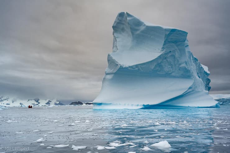 אפשר להבין את גודלו של הקרחון רק כאשר מזהים לצידו את סירת הזודיאק משמאל (צילום: עדו למפרט) אפשר להבין את גודלו של הקרחון רק כאשר מזהים לצידו את סירת הזודיאק משמאל