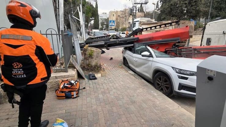 משאית מנוף התהפכה