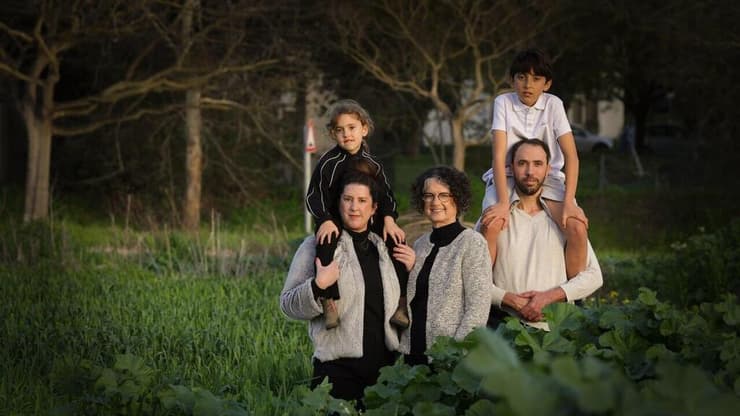 שושן הרן עם הבת שלה עדי, החתן שלה טל והנכדים נווה ויהל