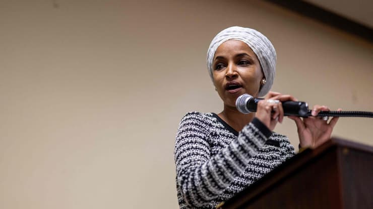 "לא הייתי מתעסק איתה". אילהאן עומאר (צילום: Brandon Bell / GETTY IMAGES NORTH AMERICA / AFP) מעצרו של החשוד שהתיז חומר חשוד על אילהאן עומאר