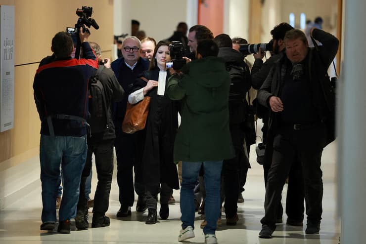 ג'ואל גריו סנאטור לשעבר ב צרפת מגיע לבית משפט בפריז שבו הורשע ב סימום חברת הפרלמנט סנדרין ג'וסו