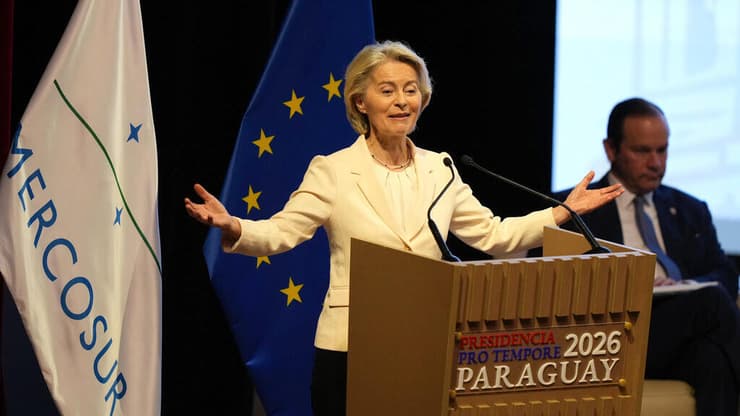 אורסולה פון דר ליין בחתימה על ההסכם בפראגווי