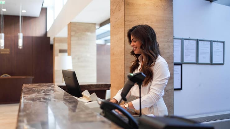 פקידת קבלה במלון