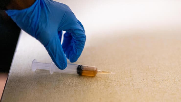 הנוזל שרוסס על עומאר (צילום: Brandon Bell/Getty Images) מעצרו של החשוד שהתיז חומר חשוד על אילהאן עומאר