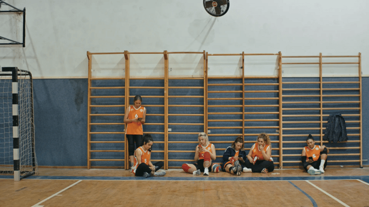 טוטאל הפי-אנד? לא בבית ספרנו. מתוך "כל האמהות משקרות" (צילום: באדיבות כאן 11, גרין פרודקשנס וסרטי יונייטד קינג) מתוך "כל האמהות משקרות"