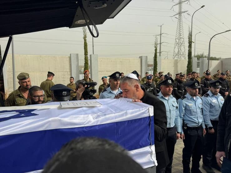 איציק גואילי נושק לארון