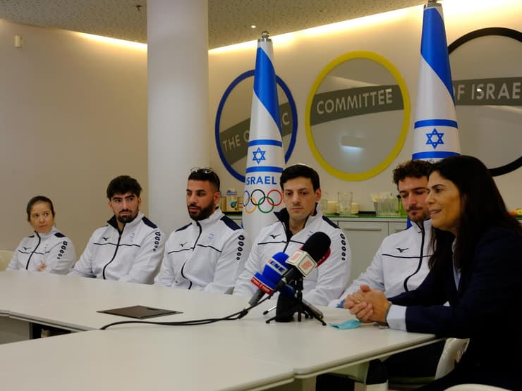 "אפשר לעשות הכל". הנבחרת יחד עם יו"ר הוועד האולימפי יעל ארד (צילום: יובל חן) נבחרת המזחלות של ישראל עם יו"ר הוועד האולימפי יעל ארד