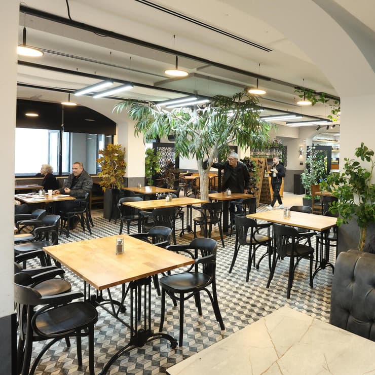 שיפוץ ועדכון. מקסים (צילום: אלעד גרשגורן) מסעדת מקסים בחיפה