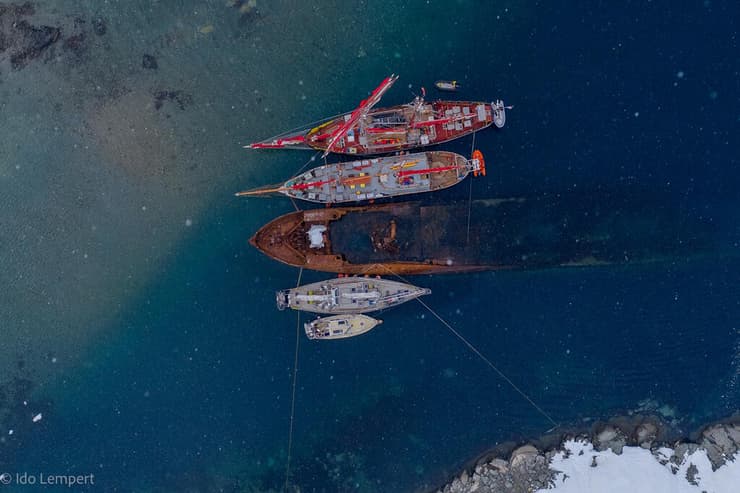 סירות נקשרות לשרידיה של ספינת ציד לווייתנים שטבעה ב-1915 (צילום: עדו למפרט) סירות נקשרות לשרידיה של ספינת ציד לווייתנים שטבעה ב-1915