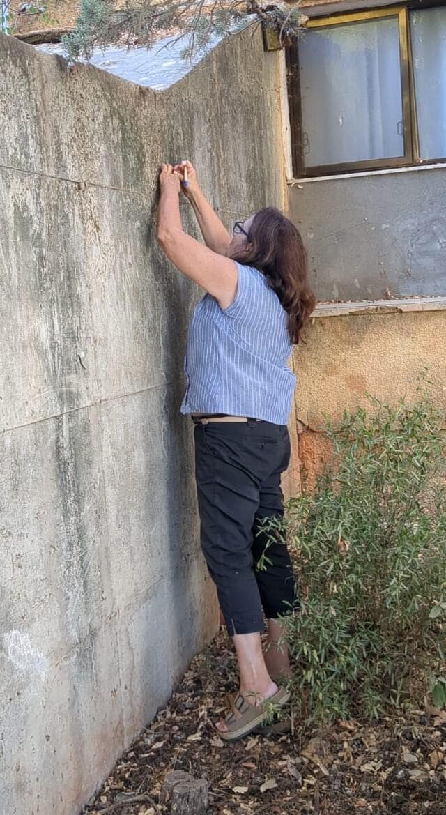 איסוף דגימות מהקיר בקיבוץ יפתח