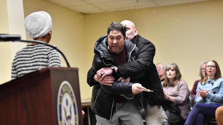 צילום: Octavio JONES / AFP מעצרו של החשוד שהתיז חומר חשוד על אילהאן עומאר