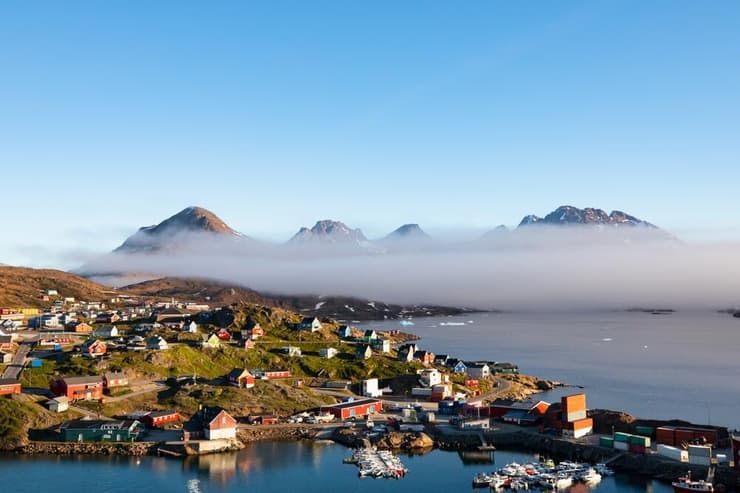 הבתים בטאסילאק, עיר עם נתוני הצמיחה מהגבוהים בגרינלנד (צילום: muratart/Shutterstock) הבתים בטאסילאק, עיר עם נתוני הצמיחה מהגבוהים בגרינלנד