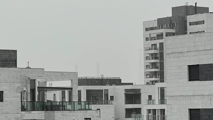 תיעוד מהאובך באור עקיבא (צילום: גיא קריסי) אובך באור עקיבא