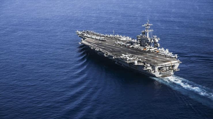 ממתינה להוראה: נושאת המטוסים "אברהם לינקולן" שהגיעה למזרח התיכון (צילום: הצי האמריקני) נושאת מטוסים של ארה"ב אברהם לינקולן ארכיון 2022 ב ים סין הדרומי