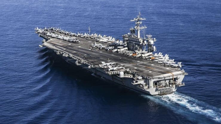 נושאת מטוסים של ארה"ב אברהם לינקולן ארכיון 2022 ב ים סין הדרומי