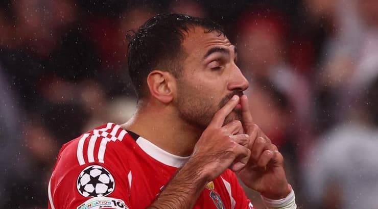 ונג'ליס פאבלידיס חוגג