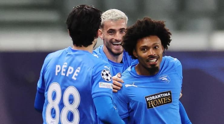 שחקני פאפוס מאושרים (רויטרס) שחקני פאפוס מאושרים