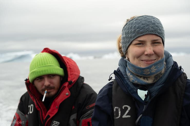 נטשה וגיאורגי מצוות האונייה מנווטים את הזודיאק במיומנות בין הסירה לחוף (צילום: עדו למפרט) נטשה וגיאורגי מצוות האונייה מנווטים את הזודיאק במיומנות בין הסירה לחוף