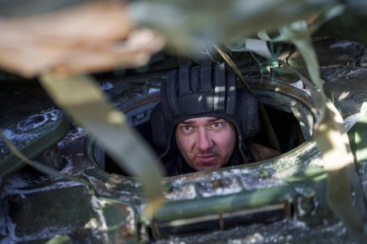 חייל אוקראיני של צבא אוקראינה ב רכב משוריין בקרבות באזור דונייצק דונבאס מול רוסיה 26 בינואר