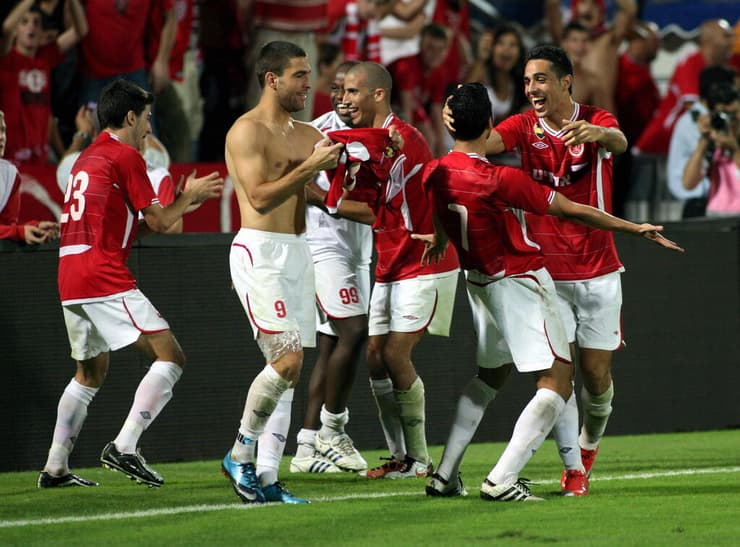 שחקני הפועל חוגגים בדרבי ב-2010 (צילום: טל שחר) שחקני הפועל חוגגים בדרבי ב-2010