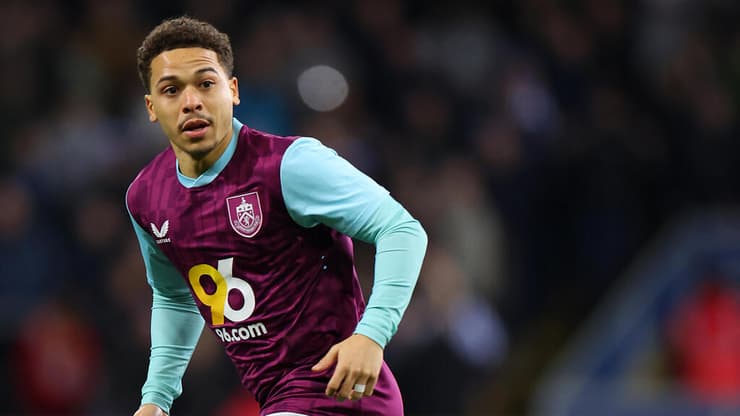 מנואל בנסון במדי ברנלי (צילום: Molly Darlington/Getty Images) מנואל בנסון במדי ברנלי