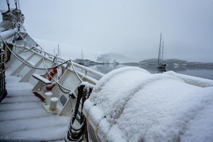 הטמפרטורה צונחת בפתאומיות מכסה את הספינה במעטה של שלג שנערם גם על פני הים (צילום: עדו למפרט) הטמפרטורה צונחת בפתאומיות מכסה את הספינה במעטה של שלג שנערם גם על פני הים