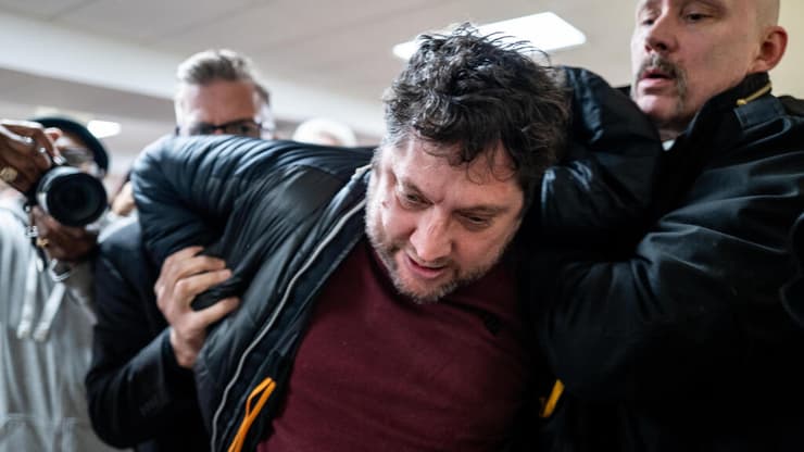 מעצרו של הגבר המרסס. "פאקינג מניאק!" (צילום: Brandon Bell/Getty Images) מעצרו של החשוד שהתיז חומר חשוד על אילהאן עומאר