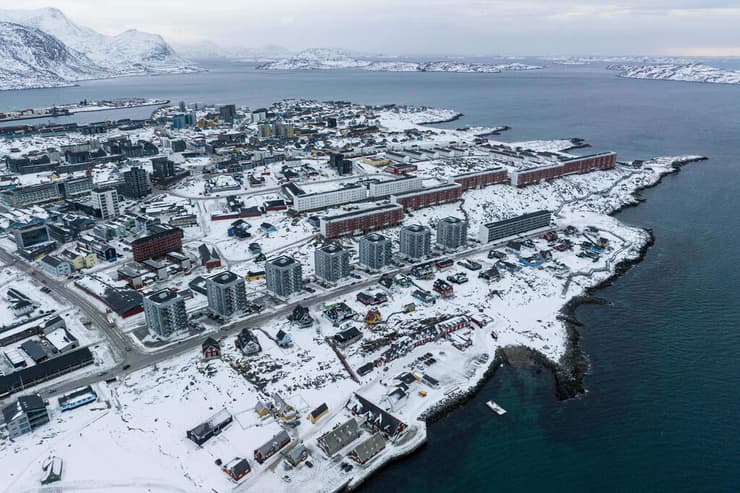 נוק, עיר הבירה של גרינלנד, הממוקמת על קו החוף (צילום: Evgeniy Maloletka/AP) נוק, עיר הבירה של גרינלנד, הממוקמת על קו החוף