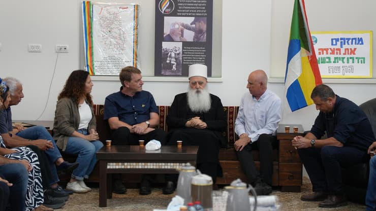 השייח' מואפק טריף בביקור של ראשי העוטף בחמ"ל האזרחי (קרדיט: "אחים אנחנו") השייח' מואפק טריף - אחים אנחנו