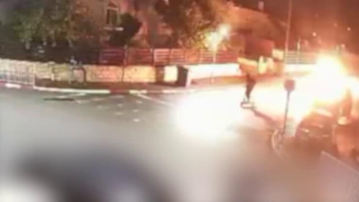 "הקורבן קיבל שיחות סחיטה ואיום מאביה ואחיה של הנערה" (צילום: דוברות המשטרה) תיעוד מהצתת הרכב, לאחר שלא נענה לניסיון הסחיטה