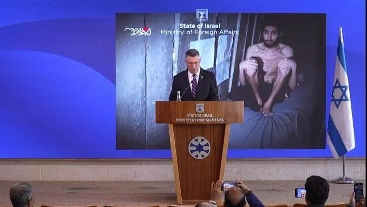 שר החוץ סער מציג את תמונתו של אביתר דוד (צילום: משרד החוץ) סער מציג את תמונתו של אביתר דוד