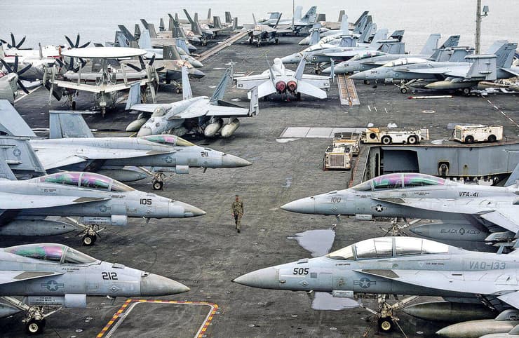 סיפון נושאת המטוסים "אברהם לינקולן" הממוקמת במזרח התיכון (FAZRY ISMAIL, AFP) סיפון נושאת המטוסים "אברהם לינקולן" הממוקמת במזרח התיכון