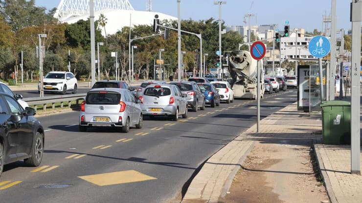 נתיב תחבורה ציבורית בתל אביב, שבו מתאפשרת פנייה ימינה (צילום: מוטי קמחי) נתיב תחבורה ציבורית שבו מתאפשרת פנייה ימינה בתל אביב