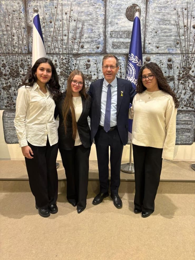 ליהי אזולאי, יסמין מילמן והודיה קמרי, תלמידות בית הספר התיכון דרכא ליהמן בדימונה, עם נשיא המדינה יצחק הרצוג