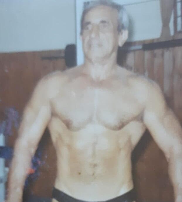 "אצלי באים לעבוד, לא להסתכל במראה". כמתחרה, בעברו "אצלי באים לעבוד, לא להסתכל במראה". כמתחרה, בעברו