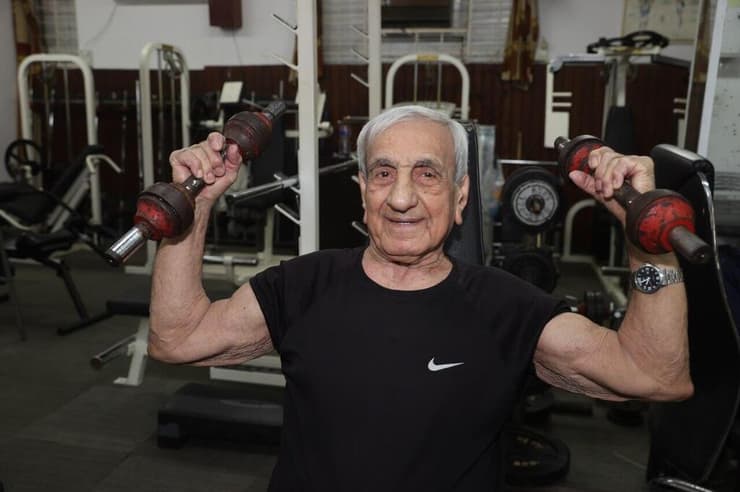 עוקב אחרי כל תנועה של המתאמנים. שאול במכון (צילום: יריב כץ) עוקב אחרי כל תנועה של המתאמנים. שאול במכון