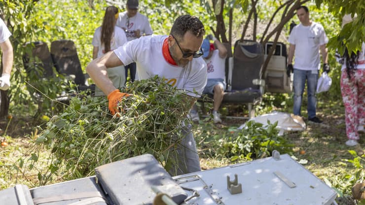התנדבות ב"יום מעשים טובים" (קרדיט: באדיבות עמותת "רוח טובה" מקבוצת אריסון) התנדבות ב"יום מעשים טובים"