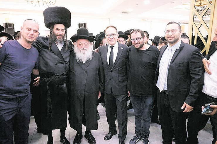 מוטי בבצ'יק בחתונת בתו, עם אלי פלדשטיין, יצחק גולדקנופף, צחי ברוורמן, יונתן אוריך ויצחק וסרלאוף (צילום: שמואל דריי) מוטי בבצ'יק בחתונת בתו, עם אלי פלדשטיין, יצחק גולדקנופף, צחי ברוורמן, יונתן אוריך ויצחק וסרלאוף