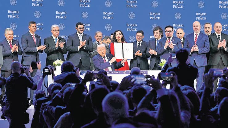 הצגת מועצת השלום בדאבוס (צילום: Fabrice Coffrini/AFP) הצגת מועצת השלום בדאבוס