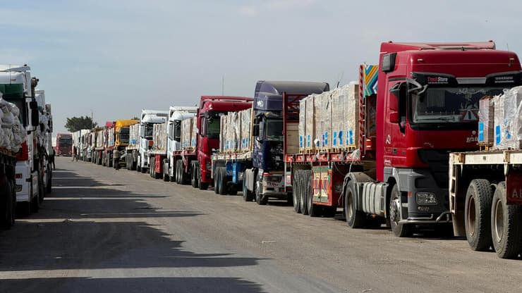 משאיות במעבר רפיח (צילום: REUTERS/Stringer) מעבר רפיח